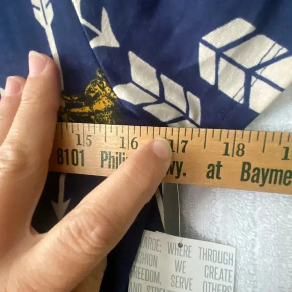 NWT Navy Yellow Fox Arrows LuLaRoe XS Classic Tee Shirt Comfy Stretch - Picture 3 of 10